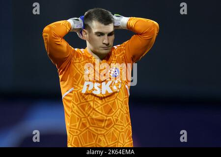 Zagreb, Kroatien. 11. Oktober 2022. ZAGREB, KROATIEN - 11. OKTOBER: Dominik Livakovic von Dinamo Zagreb beim UEFA Champions League-Spiel der Gruppe E zwischen Dinamo Zagreb und dem FC Salzburg am 11. Oktober 2022 im Maksimir-Stadion in Zagreb, Kroatien. Foto: Igor Kralj/PIXSELL Credit: Pixsell Foto- und Videoagentur/Alamy Live News Stockfoto