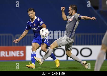 Zagreb, Kroatien. 11. Oktober 2022. ZAGREB, KROATIEN - 11. OKTOBER: Dario Spikic von Dinamo Zagreb im Einsatz beim UEFA Champions League-Spiel der Gruppe E zwischen Dinamo Zagreb und dem FC Salzburg am 11. Oktober 2022 im Maksimir-Stadion in Zagreb, Kroatien. Foto: Igor Soban/PIXSELL Credit: Pixsell Foto- und Videoagentur/Alamy Live News Stockfoto