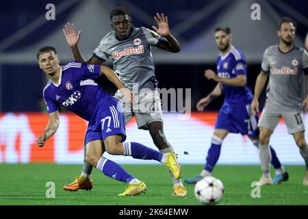 Zagreb, Kroatien. 11. Oktober 2022. ZAGREB, KROATIEN - 11. OKTOBER: Dario Spikic von Dinamo Zagreb in Aktion Lucas Gourna Douath von RB Salzburg beim UEFA Champions League-Spiel der Gruppe E zwischen Dinamo Zagreb und dem FC Salzburg am 11. Oktober 2022 im Maksimir-Stadion in Zagreb, Kroatien. Foto: Igor Kralj/PIXSELL Credit: Pixsell Foto- und Videoagentur/Alamy Live News Stockfoto