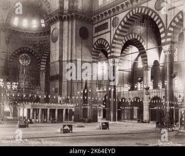 Altes Foto aus dem 19. Jahrhundert: Inneneinrichtung, Soleymaniye Moschee, eine osmanische Kaisermoschee auf dem dritten Hügel von Istanbul, Türkei. Stockfoto