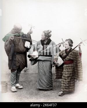 Street Musicians, Japan, 1860, Shamisens Vintage Foto aus dem späten 19.. Jahrhundert Stockfoto
