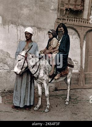 Frau und Kind auf einem Esel, Kairo, Ägypten, um 1890 Vintage Ende 19. Jahrhundert Foto Stockfoto