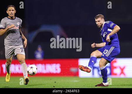 Zagreb, Kroatien. 11. Oktober 2022. ZAGREB, KROATIEN - 11. OKTOBER: Stefan Ristovski von Dinamo Zagreb im Einsatz beim UEFA Champions League-Spiel der Gruppe E zwischen Dinamo Zagreb und dem FC Salzburg am 11. Oktober 2022 im Maksimir-Stadion in Zagreb, Kroatien. Foto: Goran Stanzl/PIXSELL Credit: Pixsell Foto- und Videoagentur/Alamy Live News Stockfoto