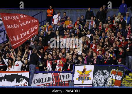 Zagreb, Kroatien. 11. Oktober 2022. ZAGREB, KROATIEN - 11. OKTOBER: Fans von RB Salzburg beim UEFA Champions League-Spiel der Gruppe E zwischen Dinamo Zagreb und dem FC Salzburg am 11. Oktober 2022 im Maksimir-Stadion in Zagreb, Kroatien. Foto: Goran Stanzl/PIXSELL Credit: Pixsell Foto- und Videoagentur/Alamy Live News Stockfoto