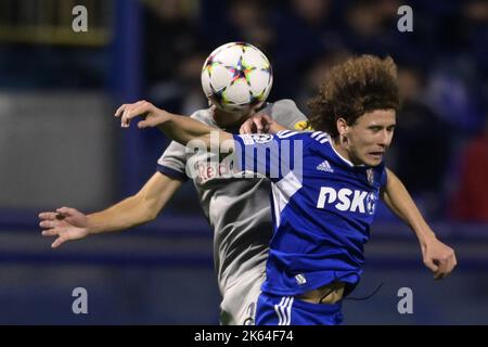 Zagreb, Kroatien. 11. Oktober 2022. ZAGREB, KROATIEN - 11. OKTOBER: Robert Ljubicic von Dinamo Zagreb im Einsatz mit Maurits Kjaergaard von RB Salzburg beim UEFA Champions League-Spiel der Gruppe E zwischen Dinamo Zagreb und dem FC Salzburg am 11. Oktober 2022 im Maksimir-Stadion in Zagreb, Kroatien. Foto: Igor Soban/PIXSELL Credit: Pixsell Foto- und Videoagentur/Alamy Live News Stockfoto