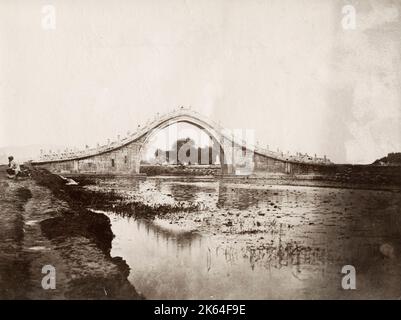 Vintage 19th Jahrhundert Foto: Buckelbrücke bei Peking, Peking, China. Stockfoto