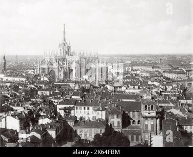 Vintage-Foto aus dem späten 19.. Jahrhundert - Blick von der Dachterrasse auf Mailand mit der Kathedrale, dem Dom und Itaaly Stockfoto