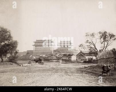 Vintage 19th Jahrhundert Foto: Ungewöhnliche Ansicht Stadtmauern und Tor, Peking, Peking, China. Stockfoto