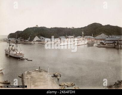 Vintage-Foto des 19. Jahrhunderts: Schiffe und Boote in der Werft in Yokosuka, Japan. Stockfoto