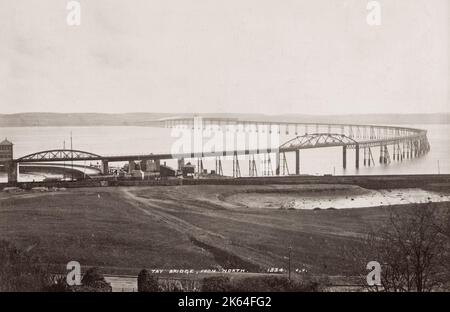 Vintage 19. Jahrhundert Foto: Brücke über den Fluss Tay, Schottland. Stockfoto