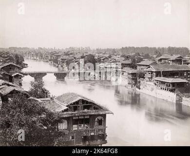 Vintage 19. Jahrhundert Foto: Holzbrücke über den Fluss Jhelum, Srinagar. Srinagar ist die größte Stadt und die Sommerhauptstadt des indischen Union Gebiet von Jammu und Kaschmir. c.1870 Stockfoto
