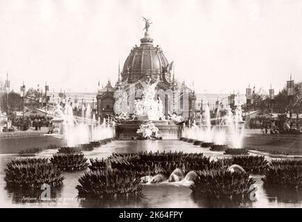 19 Vintage foto Paris Frankreich - die Exposition Universelle von 1889 war eine Weltausstellung in Paris, Frankreich, statt, ab dem 6. Mai bis 31. Oktober 1889. World Fair, große Kuppel und beleuchtete Brunnen Stockfoto