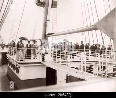 1889 Foto-RMS Teutonic - aus einem Album der Bilder im Zusammenhang mit der Einführung des Schiffes, die von Harland und Wolff in Belfast gebaut wurde, für die White Star Line - später Bekanntheit zu erreichen, da der Inhaber der Titanic. Das Album zeigt das Innere des Schiffes, Mitglied der Besatzung, Kreuzfahrten, inklusive einem Besuch an Bord durch den Deutschen Kaiser und den Prinzen von Wales, sowie viele Bilder von anderen Besuchern. Dieses Bild-Deck des Deutschen Ordens Stockfoto