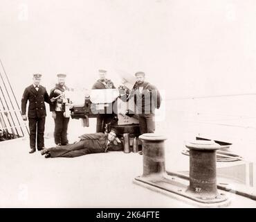 1889 Foto-RMS Teutonic - aus einem Album der Bilder im Zusammenhang mit der Einführung des Schiffes, die von Harland und Wolff in Belfast gebaut wurde, für die White Star Line - später Bekanntheit zu erreichen, da der Inhaber der Titanic. Das Album zeigt das Innere des Schiffes, Mitglied der Besatzung, Kreuzfahrten, inklusive einem Besuch an Bord durch den Deutschen Kaiser und den Prinzen von Wales, sowie viele Bilder von anderen Besuchern. Dieses Bild - besuchen Sie das Schiff von Prinz Edward, der Prinz von Wales, der deutsche Kaiser Wilhelm II., Prinz Heinrich von Preußen und Prinz Albert Victor Stockfoto