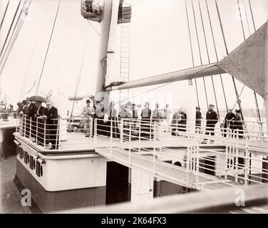 1889 Foto-RMS Teutonic - aus einem Album der Bilder im Zusammenhang mit der Einführung des Schiffes, die von Harland und Wolff in Belfast gebaut wurde, für die White Star Line - später Bekanntheit zu erreichen, da der Inhaber der Titanic. Das Album zeigt das Innere des Schiffes, Mitglied der Besatzung, Kreuzfahrten, inklusive einem Besuch an Bord durch den Deutschen Kaiser und den Prinzen von Wales, sowie viele Bilder von anderen Besuchern. Dieses Bild-Deck des Deutschen Ordens Stockfoto