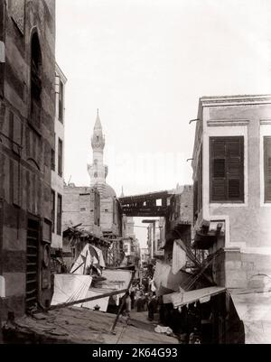 Street View mit Minarett in Kairo, Ägypten, um 1890 Stockfoto