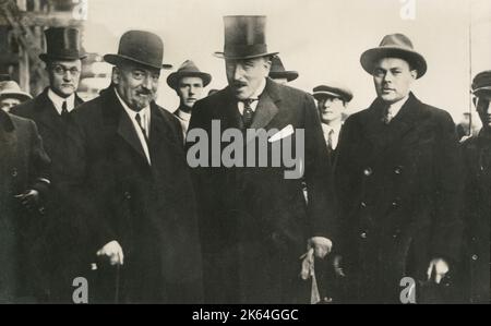 (Von links) Eduard Willy Kurt Herbert von Dirksen (1882-1955), deutscher Diplomat und Botschafter bei der Sowjetunion, der hinter Georgy Wassiljewitsch Chicherin (1872-1936) steht, dem ersten Volkskommissar für auswärtige Angelegenheiten in der Sowjetregierung von März 1918 bis Juli 1930. Er spricht mit einem hochrangigen deutschen Diplomaten, der (vorerst...) Bleibt unidentifiziert. Stockfoto