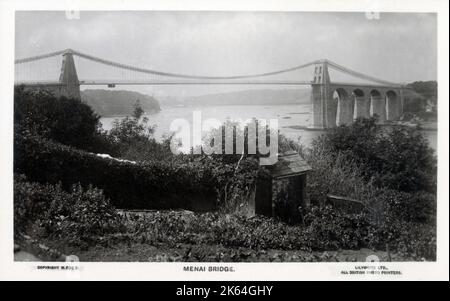 Die Menai-Hängebrücke zwischen der Insel Anglesey und dem Festland von Wales. Die Brücke wurde von Thomas Telford entworfen und 1826 fertiggestellt. Stockfoto