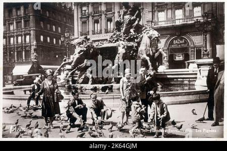 Tauben auf dem Place des Terreaux, Lyon, Frankreich. Der Platz gehört zu dem Gebiet, das von der UNESCO zum Weltkulturerbe erklärt wurde. Dahinter befindet sich der herrliche Fontaine Bartholdi - ein Brunnen, der von Frederic Auguste Bartholdi geformt und 1889 von Gaget & Gautier realisiert wurde. Stockfoto