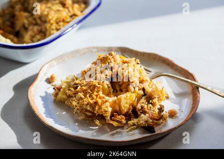 Veganes Gericht aus Pastinak, Lauch und Bohnenkrümel mit knuspriger Belag Stockfoto