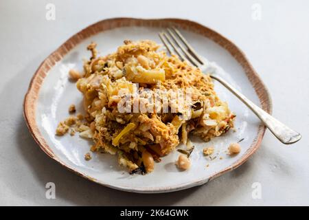 Veganes Gericht aus Pastinak, Lauch und Bohnenkrümel mit knuspriger Belag Stockfoto