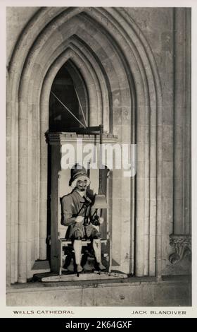 Wells Cathedral - Wells, Somerset, England. Über der astronomischen Uhr und rechts befindet sich eine Figur, bekannt als Jack Blandifers (Blandiver), die mit einem Hammer in der rechten Hand eine Glocke schlägt und mit seinen Fersen zwei Glocken unter sich hing. Stockfoto