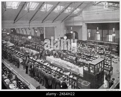 General Post Office - St. Martin's-le-Grand, London. Zwischen 1829 und 1910 war dies das Hauptpostamt für London. Das Foto zeigt den Raum, der der Sortierung von Zeitungen gewidmet ist, unglaubliche Menge, etwa 150.600.000 pro Jahr. Datum: 1900 Stockfoto