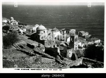 Blick über die Altstadt von Monemvasia, Laconia, Griechenland - eine kleine Insel vor der Ostküste des Peloponnes. Die Insel ist durch einen kurzen Damm mit dem Festland verbunden. Stockfoto