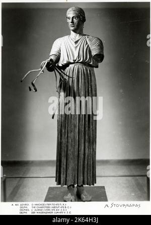 Bronzestatue des Charioteer (c.470 v. Chr.) - Delphi, Griechenland. Auch bekannt als Heniokhos (der Zügelhalter), ist das Kunstwerk eine der bekanntesten Statuen, die aus dem antiken Griechenland überlebt haben. Entdeckt im Jahr 1896 im Heiligtum Apollo in Delphi. Stockfoto