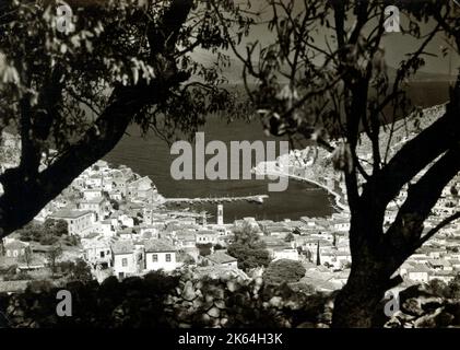 Blick auf Hydra, Griechenland - (auch bekannt als Ydra oder Idra) - eine der Saronischen Inseln Griechenlands, gelegen in der Ägäis zwischen dem Myrtoischen Meer und dem Argolischen Golf. Stockfoto