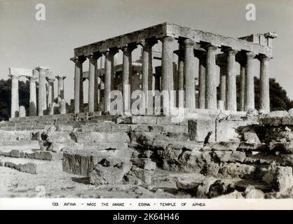 Der Tempel der Aphaia oder Afea befindet sich in einem Schutzgebiet, das der Göttin Aphaia gewidmet ist, auf der griechischen Insel Aigina, die im Saronischen Golf liegt. Früher bekannt als Tempel des Jupiter Panhellenius, ist der große dorische Tempel jetzt bekannt als der Muttergöttin Aphaia gewidmet. Stockfoto