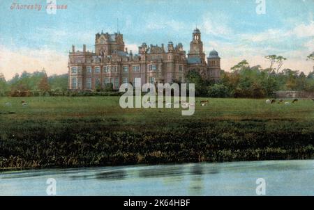 Thoresby Hall - ein Landhaus der Kategorie I aus dem 19. Jahrhundert in Budby, Nottinghamshire, etwa 2 Meilen nördlich von Ollerton. Im Vordergrund befindet sich der Fluss Meden. Stockfoto