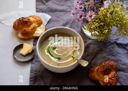 Cremige Sellerie-Suppe mit Parsley-Öl und schwarzen Zwiebelkernen Stockfoto