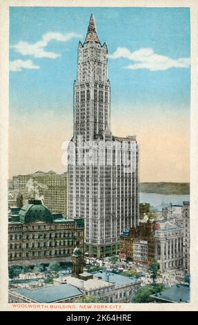 The Woolworth Building, 233 Broadway, Manhattan, New York City, USA. Entworfen von dem Architekten Cass Gilbert und gebaut zwischen 1910 und 1912 - ein früher Wolkenkratzer, der das höchste Bürogebäude der Welt im Bau war. Stockfoto