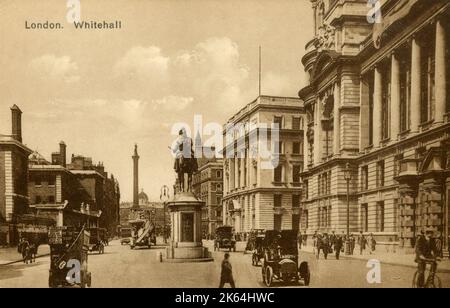 Blick auf Whitehall, London, vorbei an der Reiterstatue von Prince George, Duke of Cambridge (von Adrian Jones) in Richtung Trafalgar Square und Nelson's Column. Ein eher unterdimensionierter Londoner Omnibus wurde in die Szene unten links „aufgenommen“, obwohl es ziemlich humorvoll nicht maßstabsgetreu war!! Stockfoto