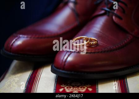 Accessoires des Bräutigams am Hochzeitstag Stockfoto