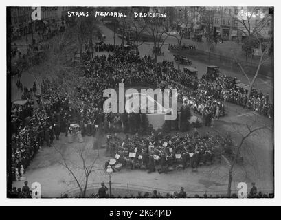 Erzieher Seth Low (1850-1916) bei der Einweihung des Straus Memorial Park in New York City am 15. April 1915, dem dritten Todestag von Isidore und Ida Straus an der Titanic. Datum: 1915 Stockfoto