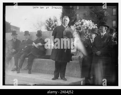 Bürgermeister John Purroy Mitchel (1879-1918) bei der Einweihung des Straus Memorial Park in New York City am 15. April 1915, dem dritten Jahrestag des Todes von Isidore und Ida Straus an der Titanic. Datum: 1915 Stockfoto