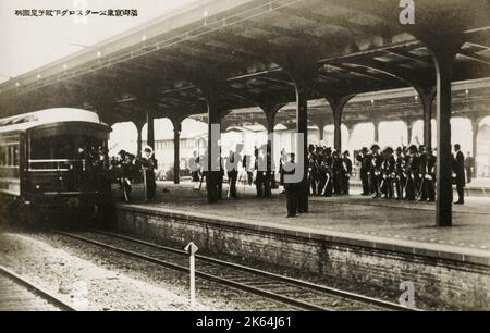 Prinz Heinrich Herzog von Gloucester und die „Garter Mission“ in Japan, um Kaiser Showa (Hirohito) (1901-1989) den Fremden Ritter des Hosenbandordens (KG) zu verleihen; 1929 übertragen, 1941 widerrufen, 1971 restauriert. Die Ankunft des Prinzen in Tokio Stockfoto