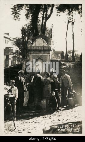 Hamidiye Cesmesi (Hamideh-Brunnen), Istanbul, Türkei - in und um den Galataturm in der Galip dede Street (gegenüber der Serdar-i ekrem Straße). Stockfoto