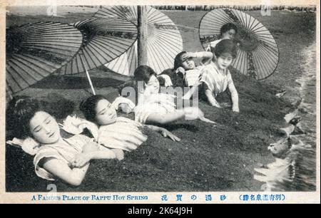 Beppu, Japan. Die Stadt wurde am 1. April 1924 gegründet und ist berühmt für ihre Onsen (heißen Quellen), die als heilig gelten. Beppu ist Japans Onsen-Hauptstadt mit der größten Menge an heißem Wasser der Welt, mit Ausnahme von Yellowstone in den Vereinigten Staaten und der größten Anzahl an heißen Quellen in Japan. Beppu enthält neun große geothermische Hotspots, die manchmal als die „neun Höllen des Beppu“ bezeichnet werden. Diese Souvenirkarte zeigt einheimische Menschen, die ein traditionelles Thermalbad genießen. Stockfoto