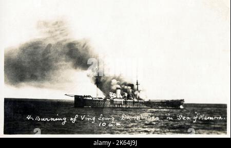 Das französische Marinestützschiff Vinh-long (ein 5500-Tonnen-Schraubendampfer, das 1881 gebaut wurde) - am 16. November 1922 wurde das Schiff mit 495 Personen, darunter Zivilisten sowie Militär- und Marinepersonal, im Marmarameer in der Türkei in Brand gesetzt. Trotz der Bemühungen ihrer Besatzung erreichte sie das Feuer nach Magazinen, was Explosionen verursachte, die den Brand rasch auf das gesamte Schiff ausbreiteten. Trotz der Schwere des Feuers wurden 482 ihrer Passagiere und Besatzung von der USS Bainbridge (DD-246) und der britischen Destroyer HMS Sepoy gerettet. Dreizehn Personen, darunter zwei Frauen und vier Kinder, Stockfoto