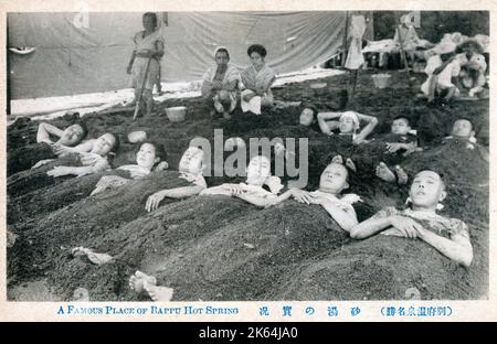 Beppu, Japan. Die Stadt wurde am 1. April 1924 gegründet und ist berühmt für ihre Onsen (heißen Quellen), die als heilig gelten. Beppu ist Japans Onsen-Hauptstadt mit der größten Menge an heißem Wasser der Welt, mit Ausnahme von Yellowstone in den Vereinigten Staaten und der größten Anzahl an heißen Quellen in Japan. Beppu enthält neun große geothermische Hotspots, die manchmal als die „neun Höllen des Beppu“ bezeichnet werden. Diese Souvenirkarte zeigt einheimische Menschen, die ein traditionelles Thermalbad genießen. Stockfoto