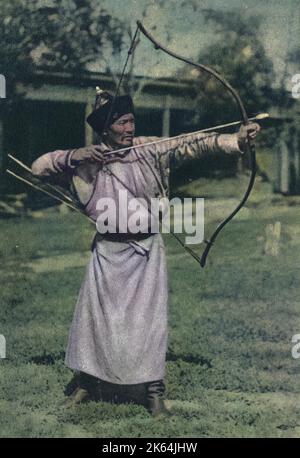 Buryat Archer nimmt 1928 an einem traditionellen Spiel Teil. Die Burjats oder Buriyads - die größte indigene (Ureinwohner-)Gruppe in Sibirien, die sich hauptsächlich in ihrer Heimat, der Burjatrepublik, konzentriert, einem föderalen Unterfangen Russlands. Sie sind die größte Untergruppe der Mongolen im Norden. Stockfoto