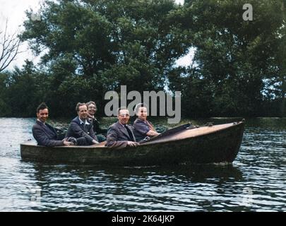 Fünf Freunde in einem sehr kleinen Motorboot („The Bridge Belle 2“) machen einen fröhlichen Ausflug auf der Themse! Stockfoto