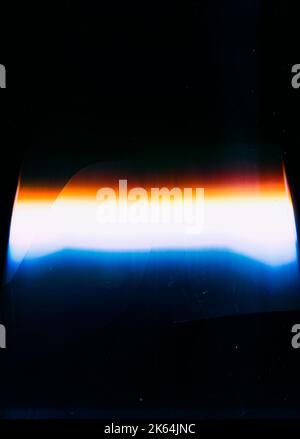 Farbreflexionen überlagern beschädigte Bildschirmstruktur dunkel Stockfoto