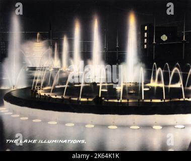 The Lake Illuminations - British Empire Exhibition - Glasgow, Schottland (Mai - Dezember 1938). Die Ausstellung wurde von Thomas S. Tait geplant, dem Leiter eines Teams von neun Architekten, darunter Basil Spence und Jack Coia. Stockfoto