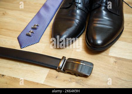Accessoires für Herren Schuhe, Gürtel, Krawatte und Manschettenknöpfe Stockfoto