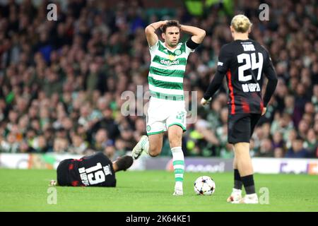 Matt O'Riley von Celtic reagiert, nachdem das Spiel nach einem Foul gegen Miguel Andre Silva von RB Leipzig (links) während des UEFA Champions League-Spiel der Gruppe F im Celtic Park, Glasgow, beendet wurde. Bilddatum: Dienstag, 11. Oktober 2022. Stockfoto