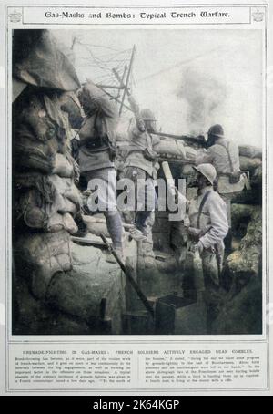 Französische Soldaten warfen Granaten, während sie Gasmasken trugen, während des Kampfes in der Nähe von Combles, Frankreich. Stockfoto